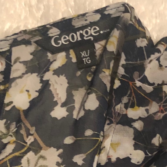 Floral Bell sleeved flowy blouse - Picture 2 of 4